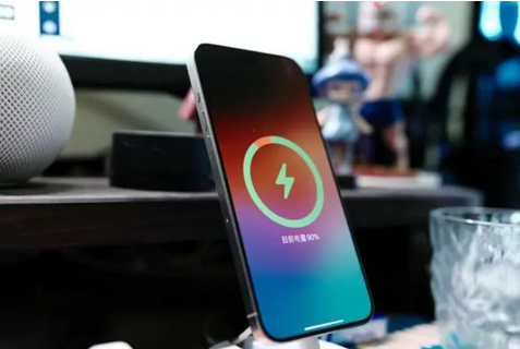 邵原镇苹果15换屏服务分享用什么充电器给iPhone15充电更好 